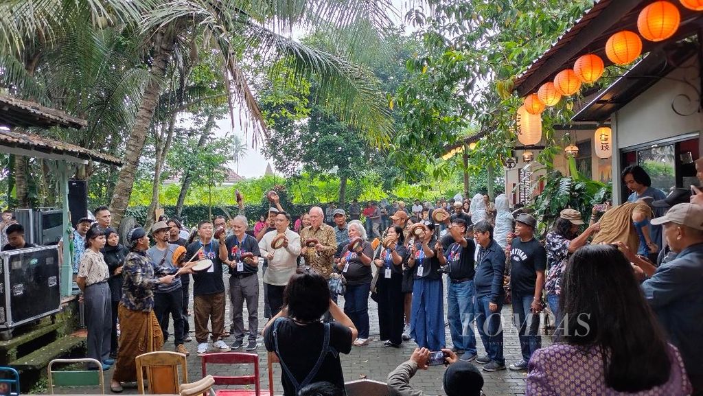 Para seniman Indonesia dan Filipina beserta tamu undangan memainkan alat musik <i>trunthung</i> bersama-sama, membuka pameran bertajuk Expression di Limanjawi Art House, Kecamatan Borobudur, Kabupaten Magelang, Jawa Tengah, Minggu (19/3/2023).