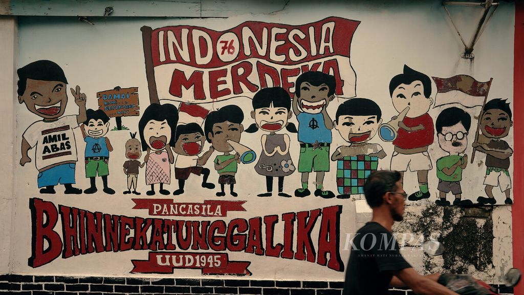 Warga melintasi mural kebhinnekaan di Jaticempaka, Kota Bekasi, Jawa Barat, Sabtu (12/2/2022). 