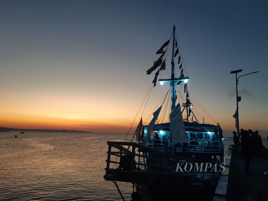 Kapal Rumah Sakit Terapung Ksatria Airlangga berlabuh di pesisir Teluk Kupang, Kota Kupang, Nusa Tenggara Timur, Minggu (16/7/2023) petang. Kapal itu akan berlayar ke Pulau Rote di selatan Kupang.