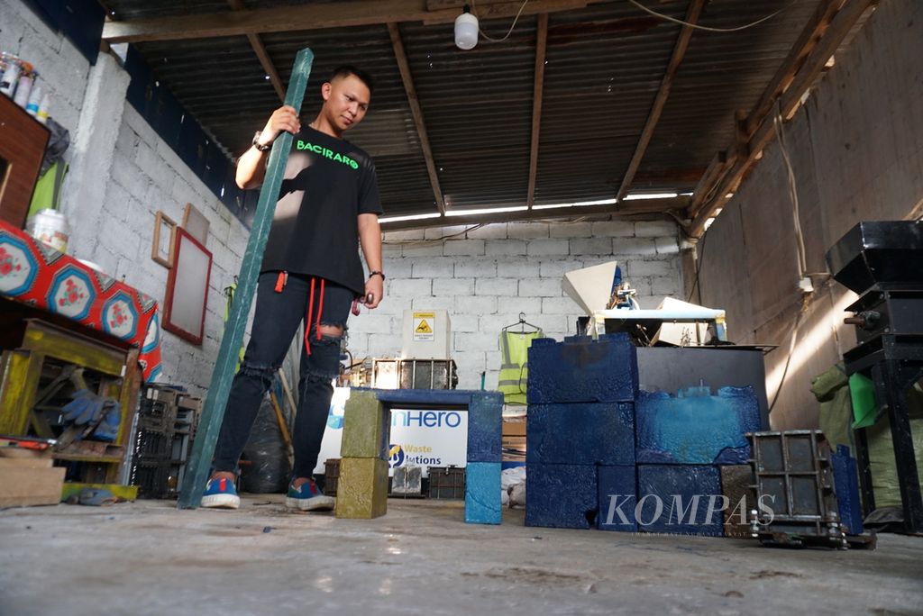 Chief Operating Officer Baciraro Recycle Clay Lalamentik (26) menunjukkan tiang dan batako plastik hasil daur ulang tutup botol plastik di studio daur ulang Baciraro Recycle di Tondano Timur, Minahasa, Sulawesi Utara, Kamis (9/6/2022).