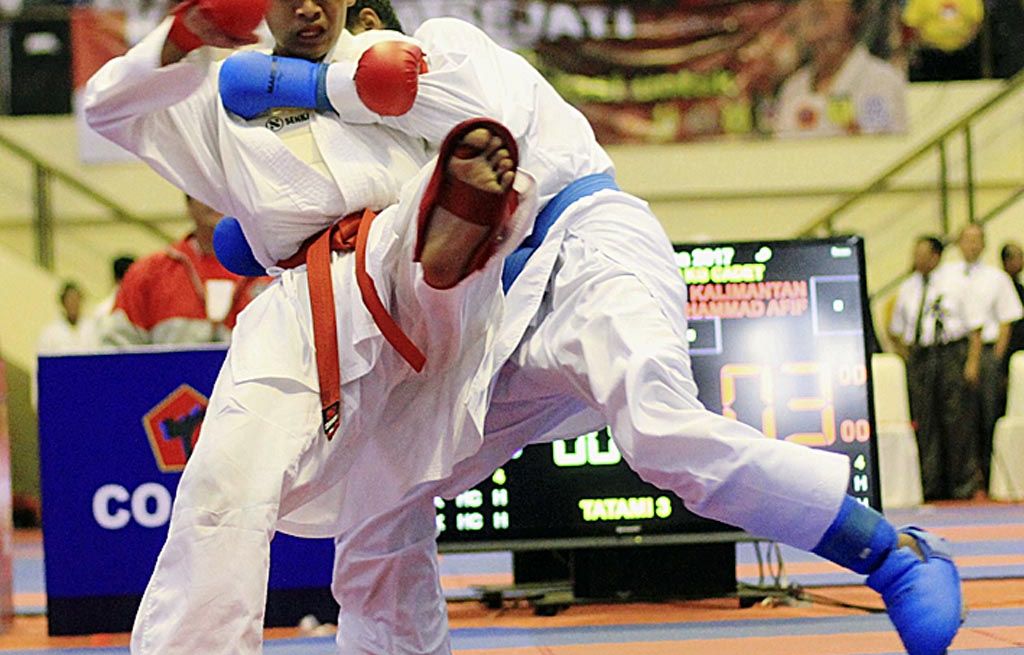 Peserta Kejurnas Karate Piala Panglima V 2017 bertanding di GOR Ahmad Yani, Mabes TNI Cilangkap, Jakarta Timur, Sabtu (23/9). Kejuaraan yang berlangsung pada 22-24 September ini diikuti oleh 1.373 karateka di kategori umum dan TNI.