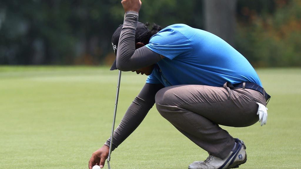 Pegolf putra DKI Jakarta M. Rifqi Alam Ramadhan mempersiapkan bola sebelum melakukan pukulan pada Kejuaraan Nasional Amatir 2017 di Pondok Indah Golf Course, Jakarta, Selasa (31/10)/ Ajang tersebut sekaligus menjadi uji coba kejuaraan untuk Asian Games Jakarta-Palembang 2018.
