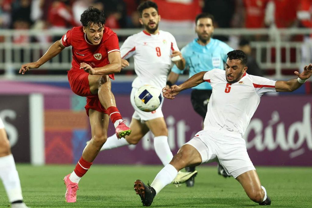 Penyerang Indonesia, Rafael Struick, menendang bola saat laga lawan Jordania pada penyisihan Grup A Piala Asia U-23 di Doha, Qatar, 21 April 2024. 