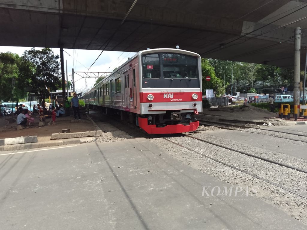 Sebuah rangkaian KRL melintas di sekitar Stasiun Duren Kalibata, Jakarta Selatan, Minggu (14/1/2023). 
