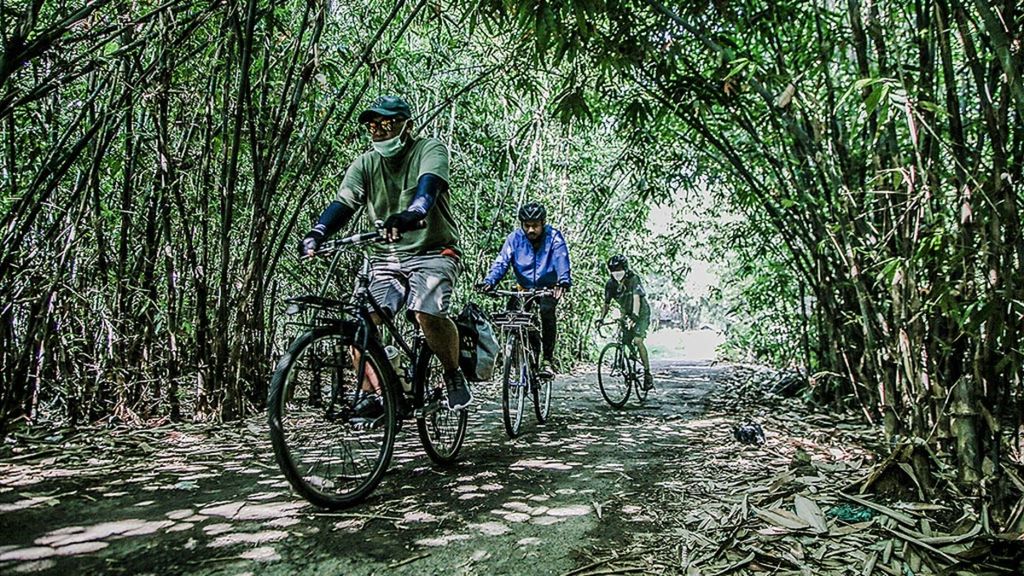 Pesepeda melintasi rumpun bambu di kawasan Cibogo, Cisauk, Kabupaten Tangerang, Banten, Sabtu (18/7/2020). Bersepeda kini menjadi gaya hidup sehat bagi masyarakat urban pada masa pandemi. 