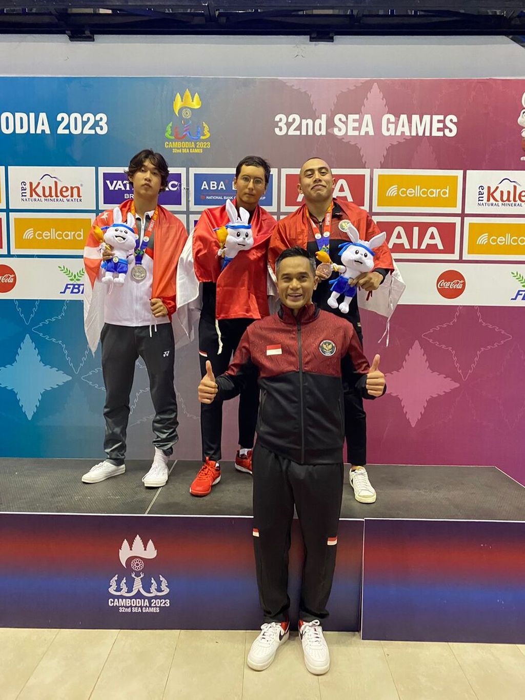 Felix Victor Iberle (center) and Muhammad Dwiky Raharjo (right) with PB PRSI Chair Anindya Bakrie (below) after winning the gold and bronze medals in the men's 50 meter breaststroke swimming at the 2023 Cambodia SEA Games in Phnom Penh, Cambodia, Thursday (11/5/2023).