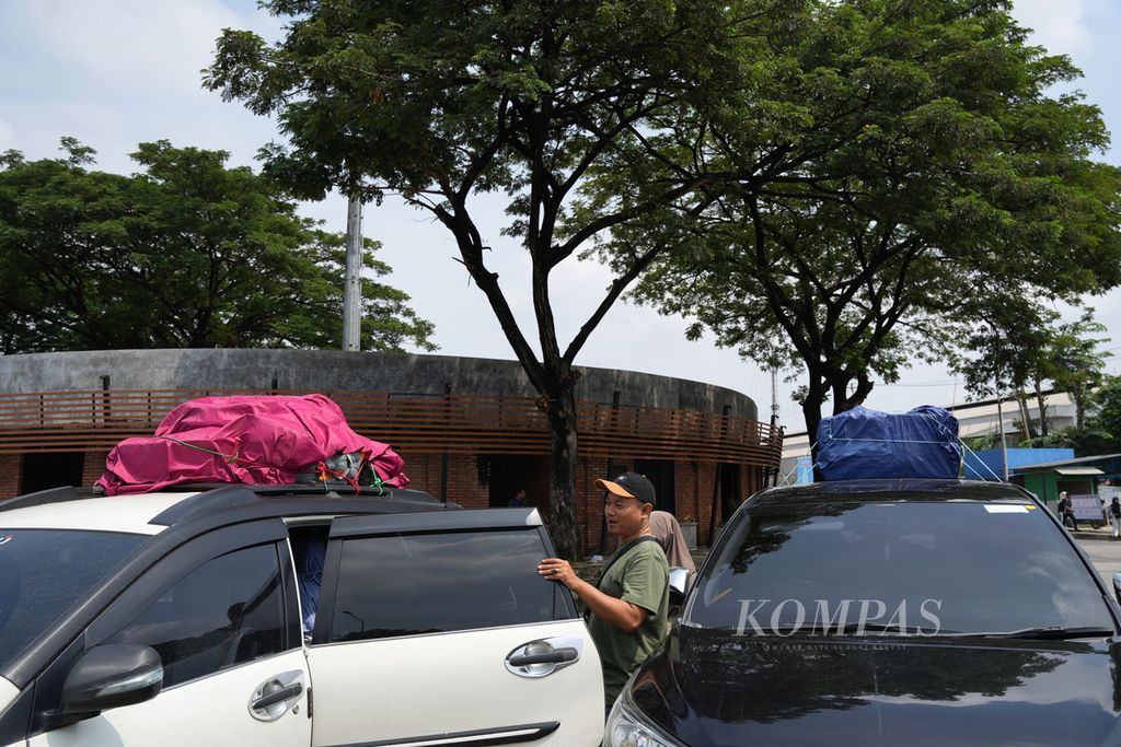 A car with additional cargo parked at a rest area on the Cikampek Toll Road at Km 57A in Karawang, West Java, on Wednesday (3/4/2024). Some residents chose to go on their mudik (return home for the holidays) early to avoid congestion during the peak of the 2024 Lebaran mudik.
