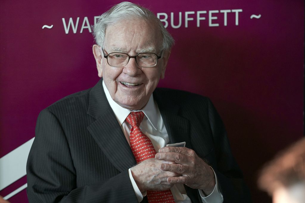 Warren Buffett, Ketua dan CEO Berkshire Hathaway, tersenyum saat bermain bridge setelah rapat pemegang saham tahunan Berkshire Hathaway di Omaha, AS, pada 5 Mei 2019. 
