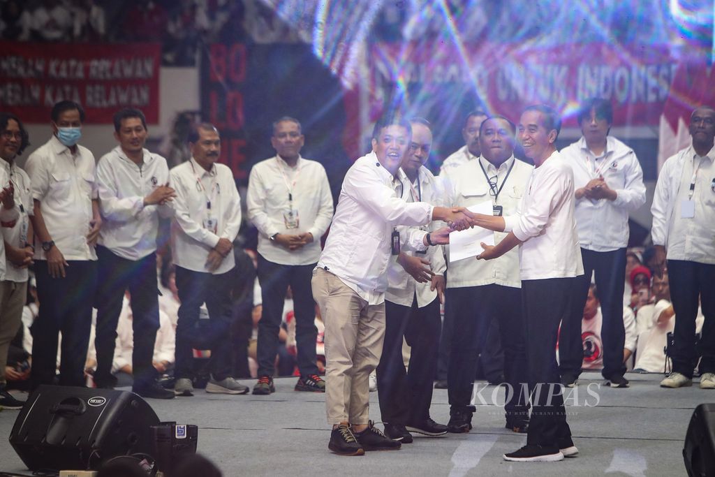 Ketua Panitia Musyawarah Rakyat (Musra) Panel Barus (kiri) menyerahkan hasil Musra kepada Presiden Joko Widodo (kanan), didampingi Penanggung Jawab Musra Budi Arie Setiadi (kedua dari kiri) dan Ketua Dewan Pengarah Musra Andi Gani Nena Wea (kedua dari kanan) di Istora Senayan, Jakarta, Minggu (14/5/2023).