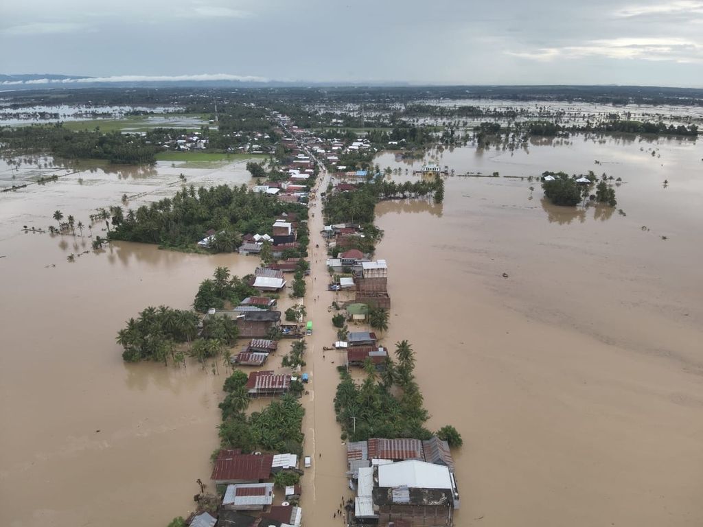 Aerial photo showing the trans-Sulawesi route in Sidrap and Wajo Regencies, South Sulawesi, submerged by flood, Friday (3/5/2024).