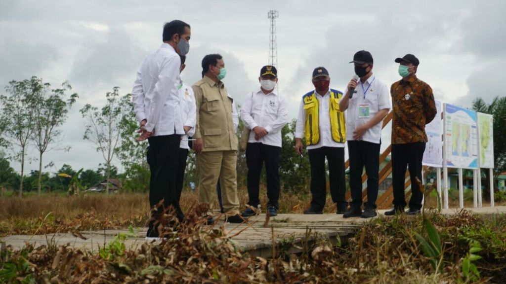 Presiden Joko Widodo memantau saluran irigasi di wilayah bekas PLG Desa Bentuk Jaya, Kecamatan Dadahup, Kabupaten Kapuas, Kamis (9/7/2020).