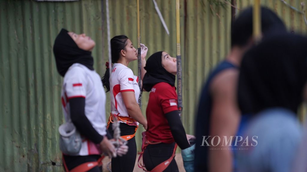 Pemanjat nomor <i>speed </i>putri Indonesia, Desak Made Rita Kusuma Dewi (tengah), bersama rekannya menjalani pemusatan latihan nasional menjelang Asian Games 2022 di Hotel Santika Premiere, Kota Bekasi, Jawa Barat, Jumat (8/9/2023). 