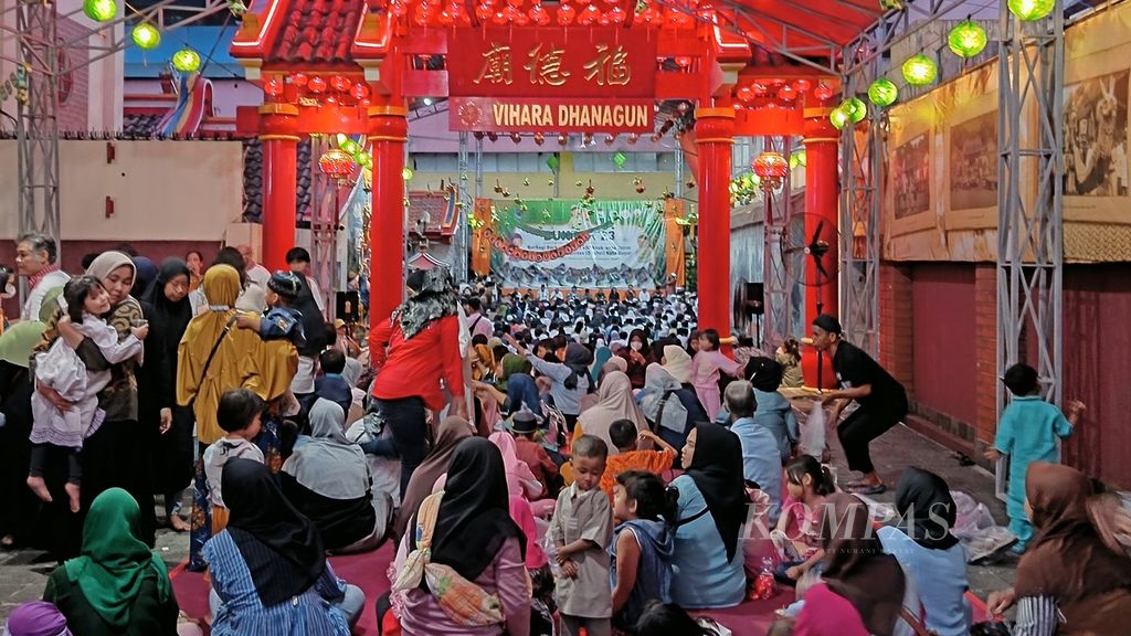At least 400 orphans and a number of parents gathered at the Dhanagun Temple to pray and pray together before breaking the fast, Thursday (13/4/2024).