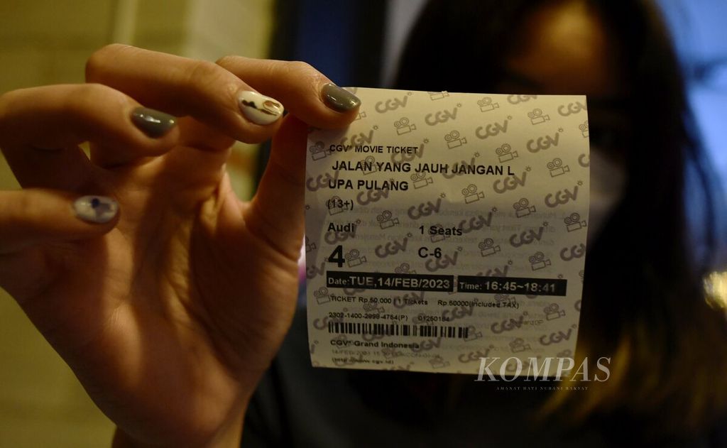 Penonton menunjukan tiket film Jalan yang Jauh Jangan Lupa Pulang di bioskop CGV Grand Indonesia, Jakarta, Selasa (14/2/2023). 