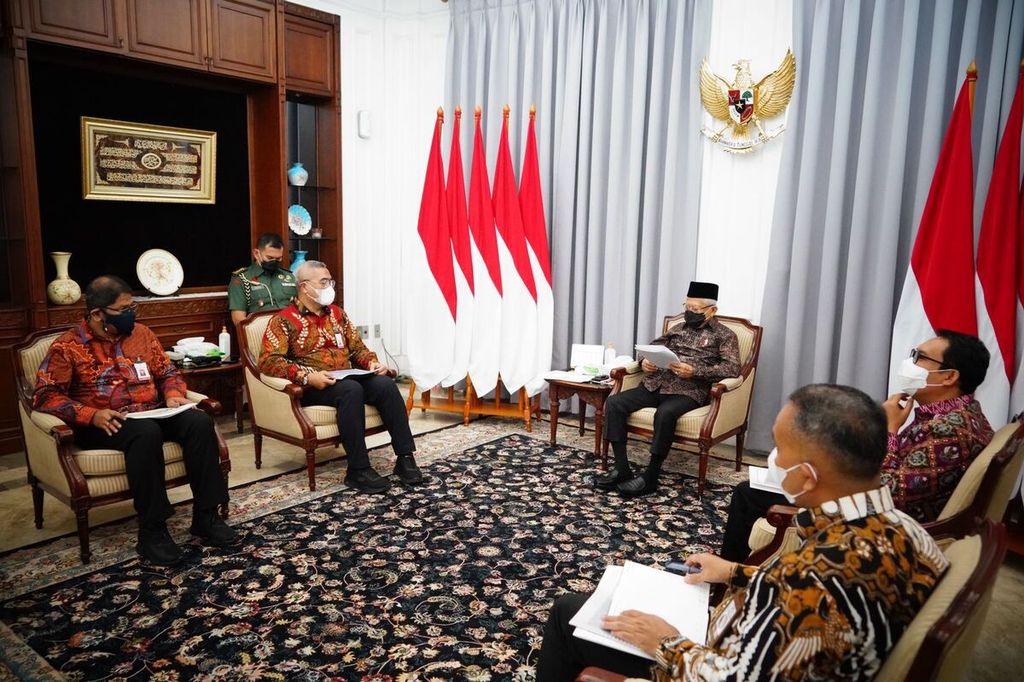 Sekretaris Eksekutif Komite Pengarah Reformasi Birokrasi Nasional (KPRBN) Eko Prasojo melaporkan hasil evaluasi pelaksanaan reformasi birokrasi kepada Wakil Presiden Ma'ruf Amin sebagai Ketua KPRBN, Selasa (13/9/2022), di kediaman resmi Wapres, Jakarta. 