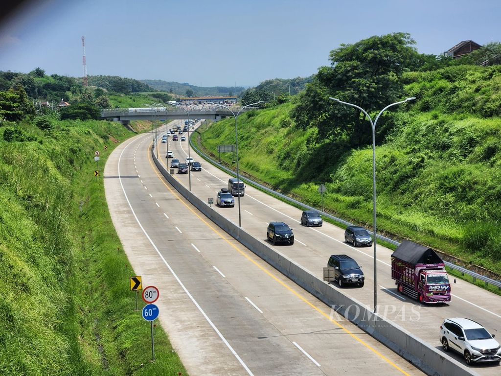 Kendaraan melintasi Kilometer 414 Jalan Tol Kalikangkung, Kota Semarang, Jawa Tengah, Minggu (7/4/2024). Arus lalu lintas tergolong lancar. 