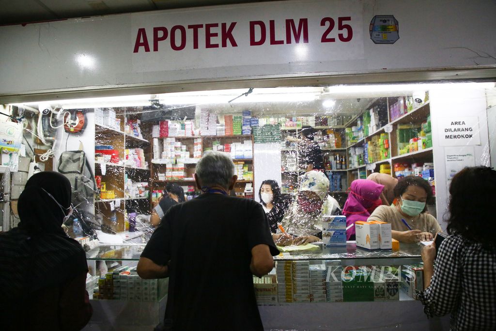 Warga berbelanja obat-obatan dari balik plastik pembatas untuk antisipasi Covid-19 di apotek di Metro Atom Plaza, Pasar Baru, Jakarta Pusat, Rabu (1/4/2020). 