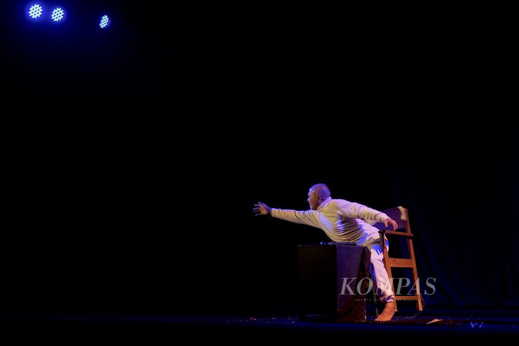 Ilustrasi: Ahmad Zain dari Teater Sendiri menampilkan aksi teaterikal berjudul ”Waktu demi Waktu” di Taman Budaya Kendari, Sulawesi Tenggara, Rabu (17/7/2024).