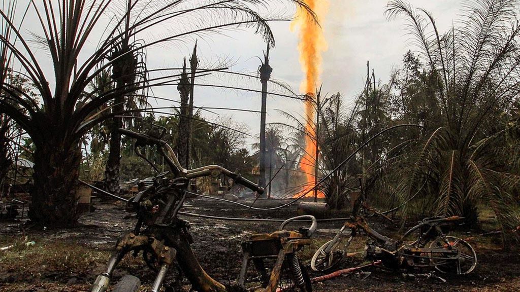 Sejumlah sepeda motor pekerja hangus terbakar di lokasi terbakarnya tempat pengeboran minyak ilegal di Desa Pasir Putih, Ranto Panjang Peureulak, Kabupaten Aceh Timur, Aceh, Rabu (25/4/2018).