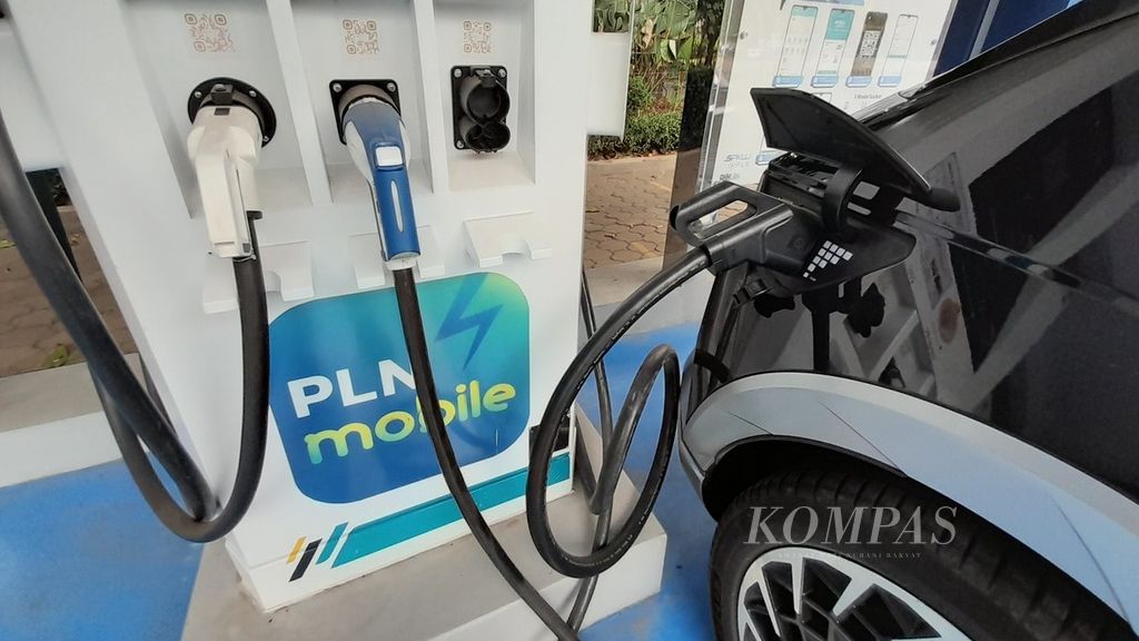 Pengisian daya mobil listrik di salah satu stasiun pengisian kendaraan listrik umum di Nusa Dua, Bali, pekan kedua September lalu.