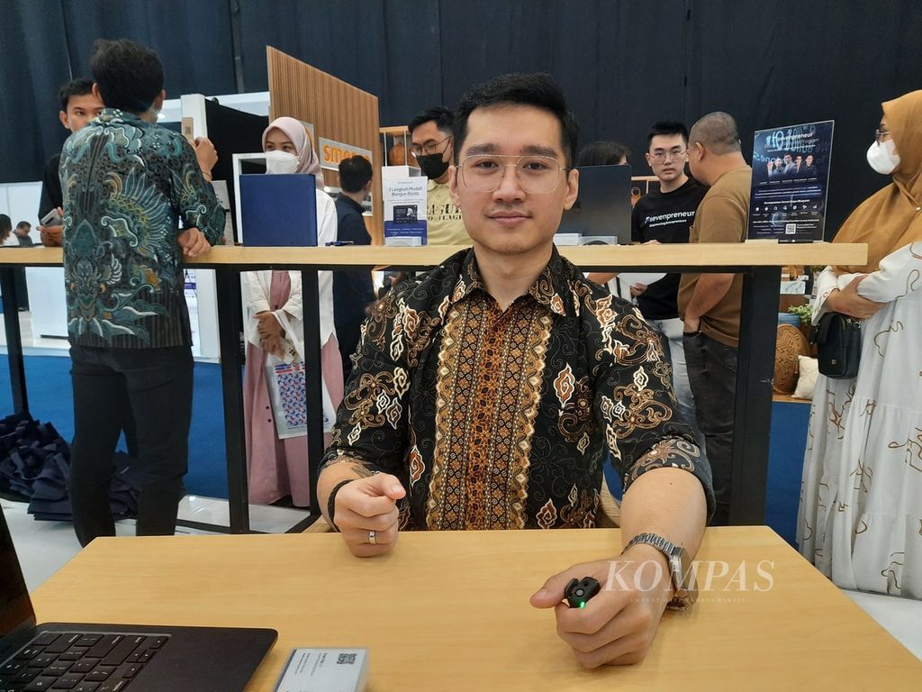 Pendiri Sevenpreneur, Raymond Chin, menggalakkan konsep revolusi lokal di ICE BSD, Tangerang, Banten, Selasa (29/8/2023). Ia mendorong agar masyarakat sebagai konsumen belajar mencintai produk lokal, produsen dapat menjalankan usahanya dari hulu hingga hilir dilakukan dalam negeri. 