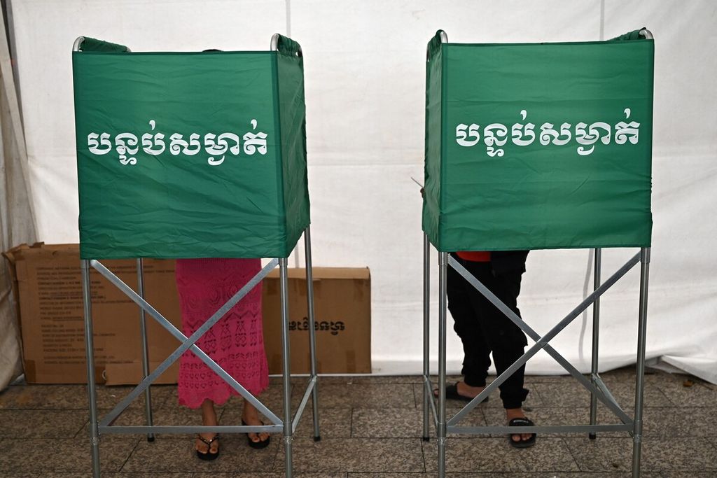 Warga memberikan suara di Phnom Penh, Kamboja, Minggu (23/7/2023). 