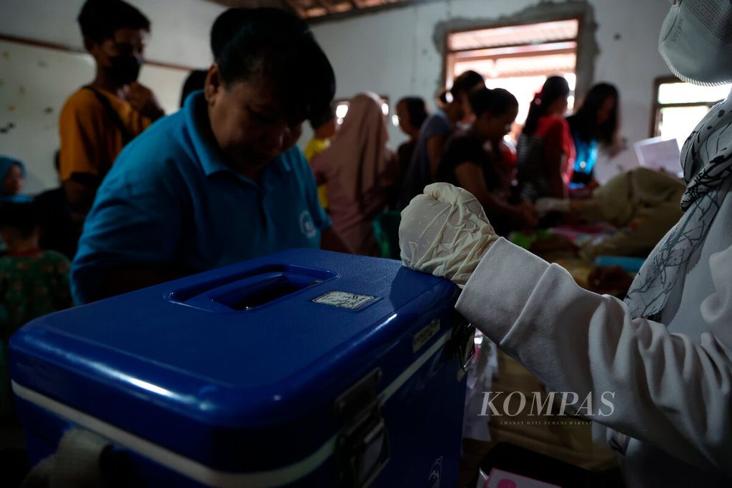 Kotak penyimpanan dosis vaksin polio yang akan dibagikan untuk anak-anak di Posyandu Mekarsari, Kampung Tambakrejo, Kota Semarang, Jawa Tengah, Senin (15/1/2024). 