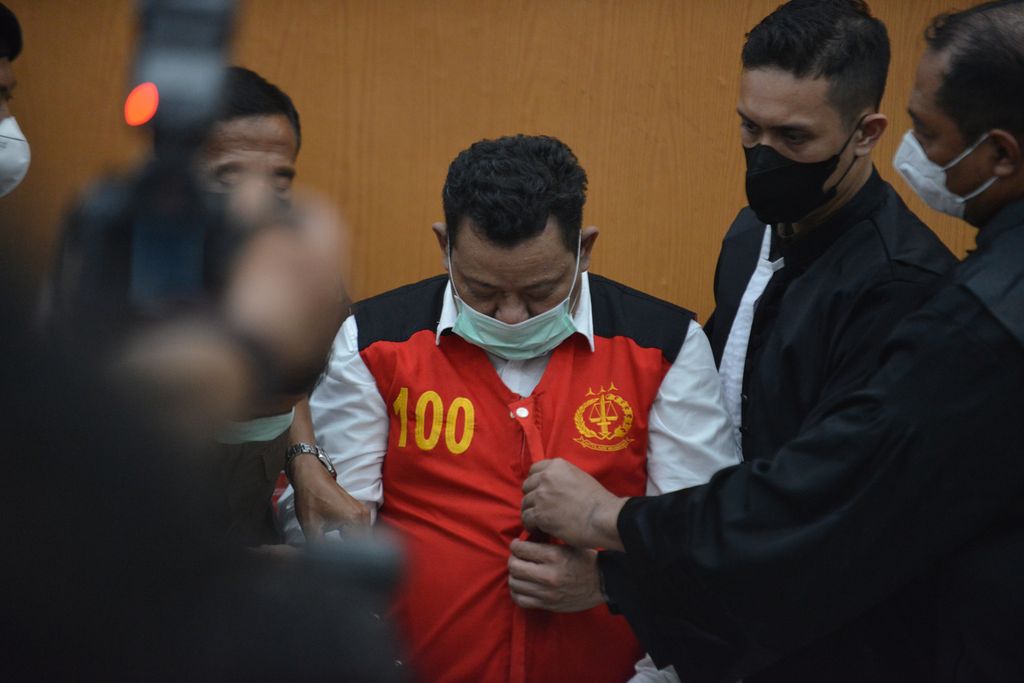 Tim jaksa penuntut umum membuka rompi tahanan yang digunakan terdakwa Kuat Ma’ruf sebelum sidang di Pengadilan Negeri Jakarta Selatan, Senin (17/10/2022). 