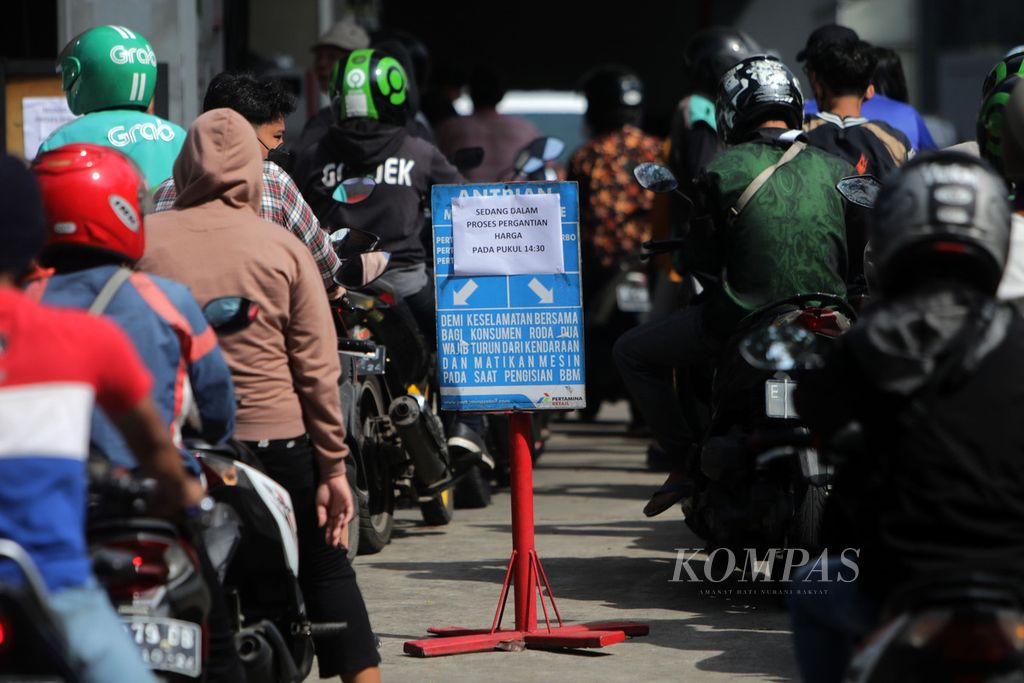 Warga antre untuk membeli bahan bakar minyak di kawasan Bintaro, Tangerang Selatan, jelang kenaikan harga, Sabtu (3/9/2022). 