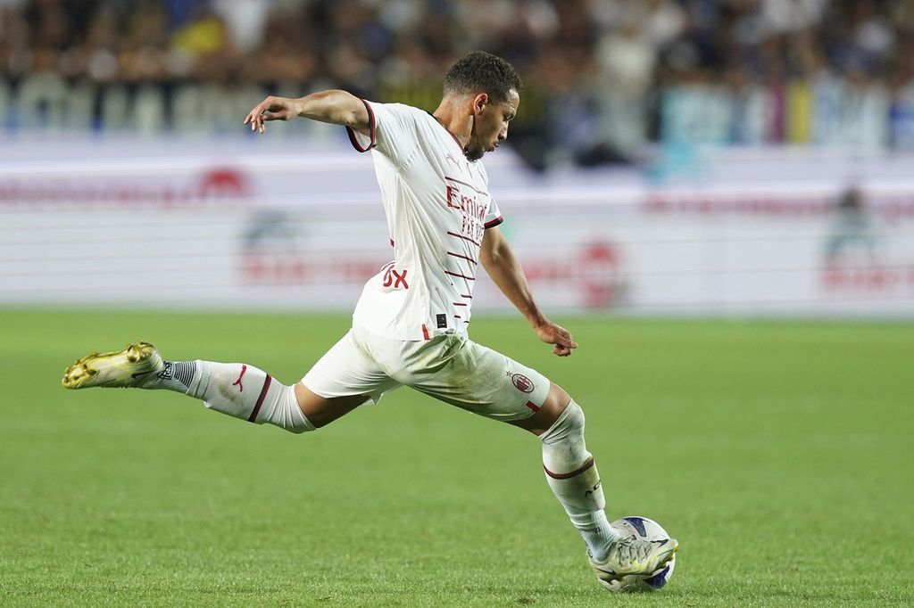 Pemain AC Milan Ismael Bennacer menendang bola untuk mencetak gol ke gawang Atalanta pada laga Liga Italia di Stadion Gewiss, Bergamo, Senin (22/8/2022) dini hari WIB. Laga itu berakhir imbang 1-1. 