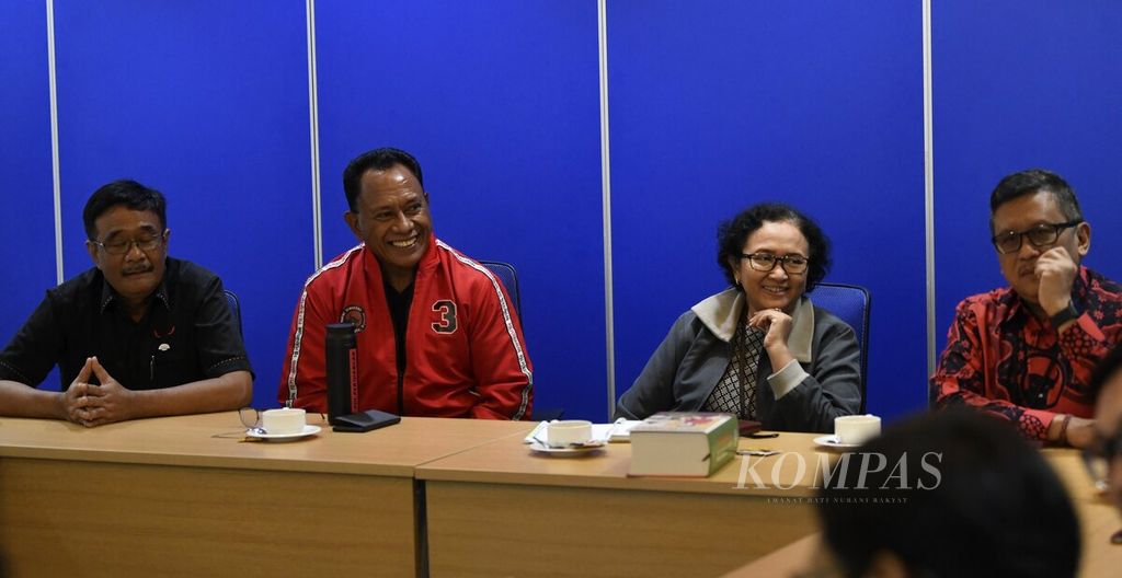 Sekretaris Jenderal Partai Demokrasi Indonesia Perjuangan (PDI-P) Hasto Kristiyanto (kanan) didampingi Ketua Bidang Kehormatan Partai Komarudin Watubun (ketiga dari kanan) dan Ketua Bidang Ideologi dan Kaderisasi Djarot Saiful Hidayat (keempat dari kanan) menyampaikan beberapa hal terkait persiapan Rakernas PDI-P saat berkunjung ke Redaksi Harian <i>Kompas</i> di Jakarta, Rabu (8/1/2020). 