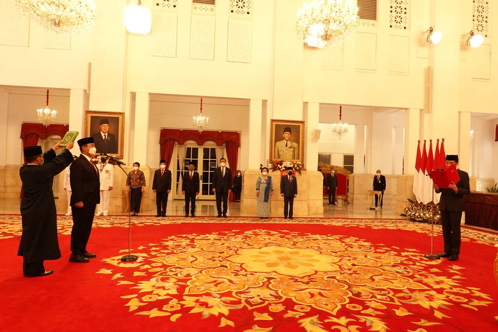 Presiden Joko Widodo melantik Hendrar Prihadi sebagai Kepala Lembaga Kebijakan Pengadaan Barang/Jasa Pemerintah  masa jabatan 2022-2027, Senin (10/10/2022), di Istana Negara, Jakarta.