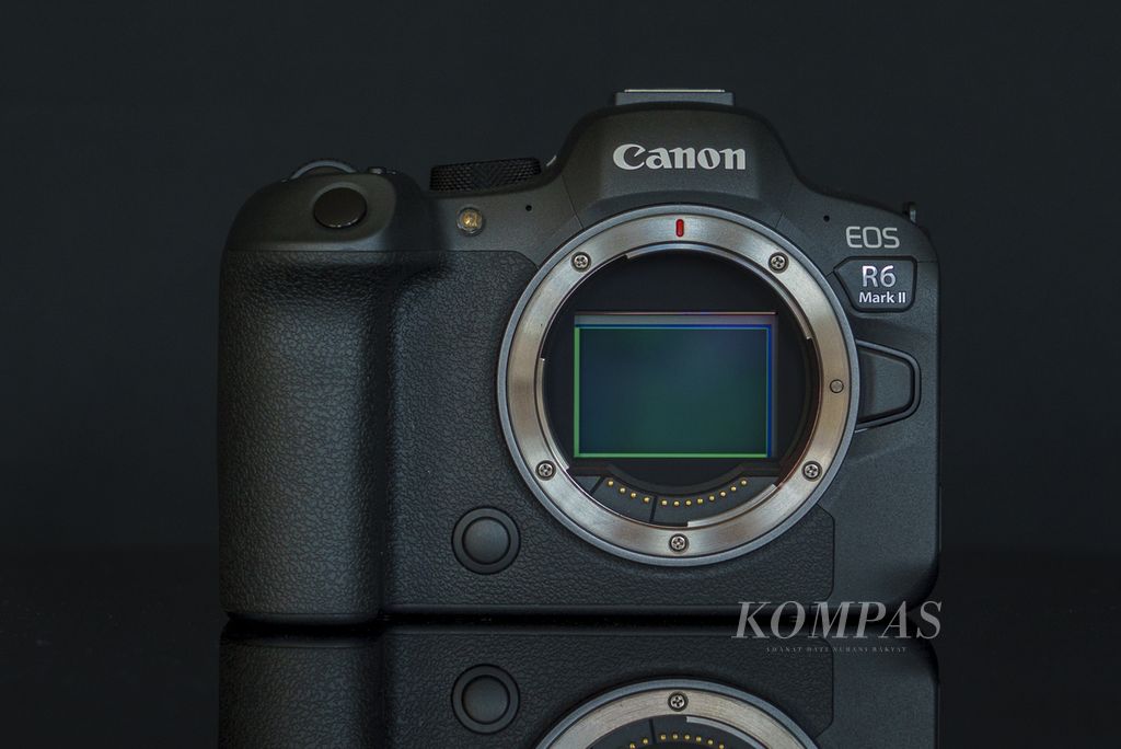 Canon R6 Mark II dengan sensor CMOS <i>full-frame </i>24,2 megapiksel yang baru dikembangkan dan dipadukan dengan prosesor gambar DIGIC X terbaru. 
