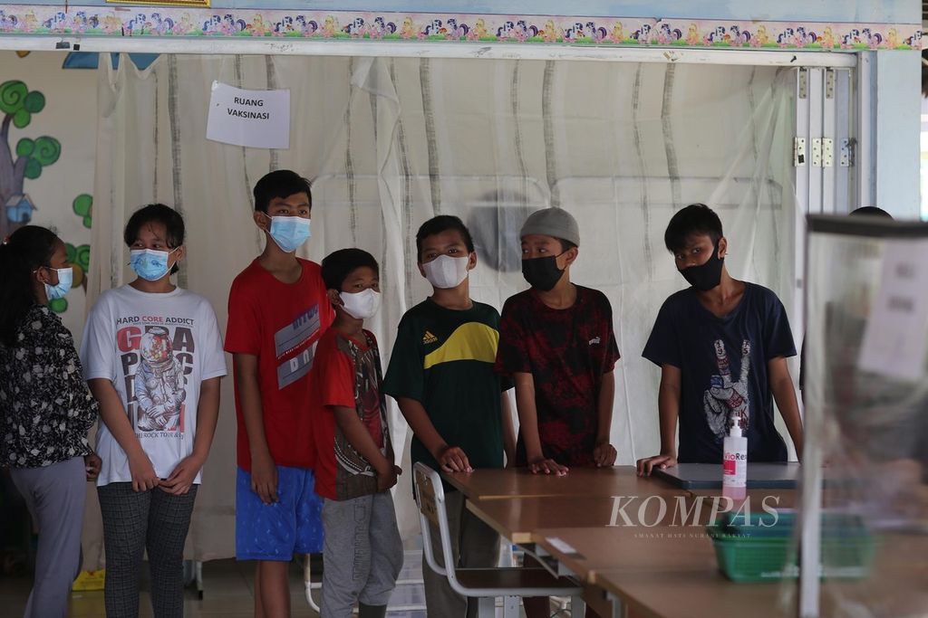 Pelajar sekolah dasar kelas 5 dan 6 antre untuk mendapatkan obat cacing saat mengikuti imunisasi diphteria tetanus (Dt) yang diadakan Puskesmas Rawa Bunga, Jatinegara, Jakarta Timur, Rabu (29/9/2021).