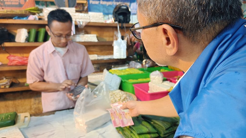 Menteri Perdagangan Zulkifli Hasan membeli tempe dan tahu untuk dibagikan ke masyarakat di Pasar Kebon Kembang, Bogor, Jawa Barat, Jumat (23/12/2022).