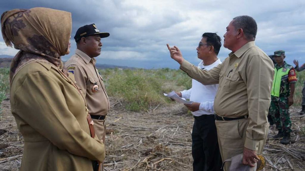 Kepala Staf Kepresidenan Moeldoko meninjau kesiapan lahan untuk perluasan tanam sorgum, di Kabupaten Bima, Nusa Tenggara Barat, Selasa (4/10/2022). Lahan yang disiapkan seluas 200 hektar.