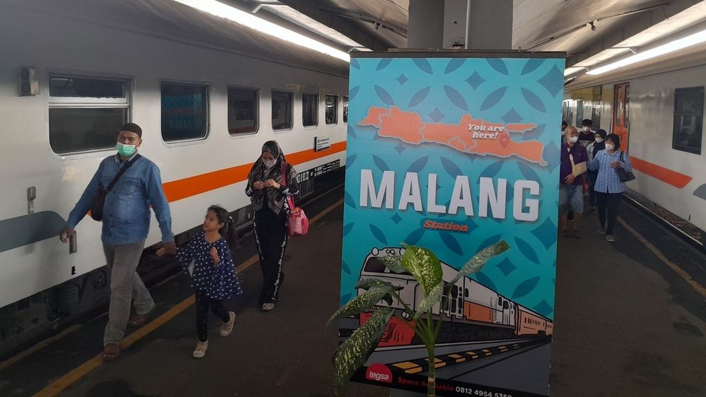 Penumpang Kereta Api Penataran dari Surabaya turun di Stasiun Malang, Jawa Timur, Rabu (24/5/2023).