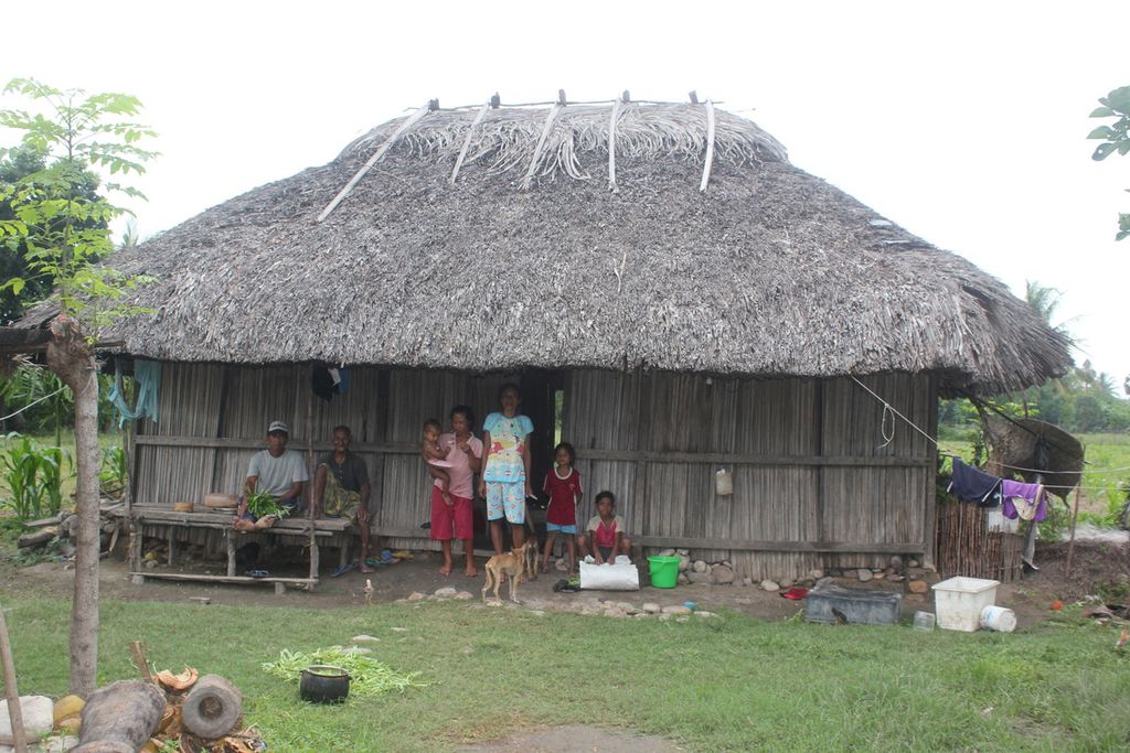 Judi kupon putih sering menyasar warga miskin seperti keluarga Ansel Nahak di Desa Motadikin Kabupaten Malaka, NTT. Senin (7/5/2018).