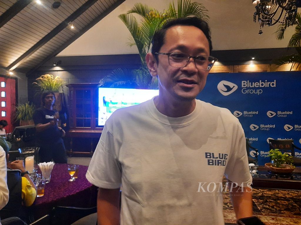 Direktur Utama PT Blue Bird Tbk Adrianto Djokosoetono menjawab pertanyaan wartawan seusai konferensi pers Sustainability Progress and Outlook di Restoran Kembang Goela, Jakarta, Kamis (25/1/2024). 