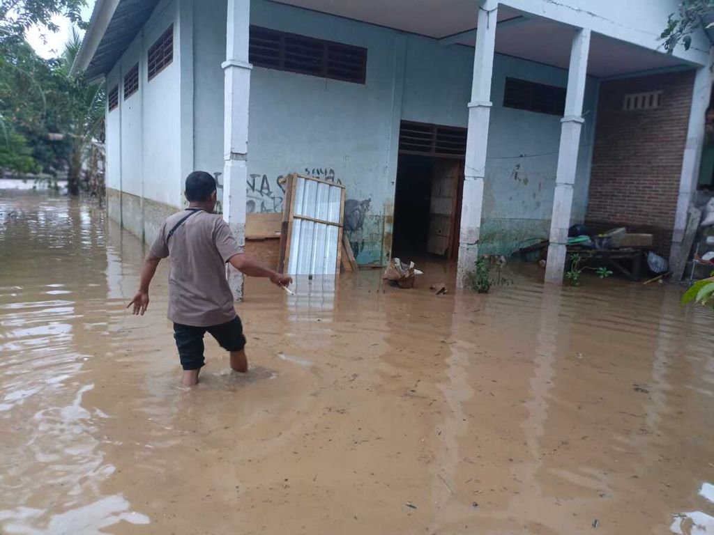 Kondisi saat banjir di Labuhan Burung, Kecamatan Buer, Kabupaten Sumbawa, Nusa Tenggara Barat, Rabu (21/2/2024). Saat ini banjir sudah surut dan masih dilakukan pembersihan rumah yang terdampak banjir. 
