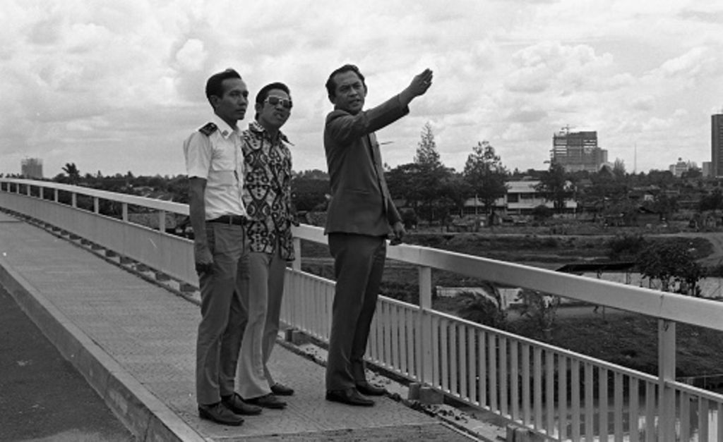 Ali Sadikin dan Jembatan Latuharhari yang menghubungkan antara Jalan HOS Tjokroaminoto ujung di wilayah Jakarta Pusat dan wilayah selatan Kali Ciliwung, Minggu (21/12/1975). Jembatan ini diresmikan penggunaannya pada Sabtu (20/12/1975).