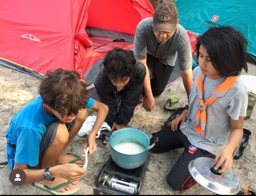 Putra pertama Putri Anisa, Alev, berkemah bersama teman kelompok <i>homeschooling</i>-nya. Alev juga pernah bersama teman <i>homeschooling</i>-nya pergi ke luar kota dan tinggal sebulan sebagai bentuk pemberdayaan masyarakat.