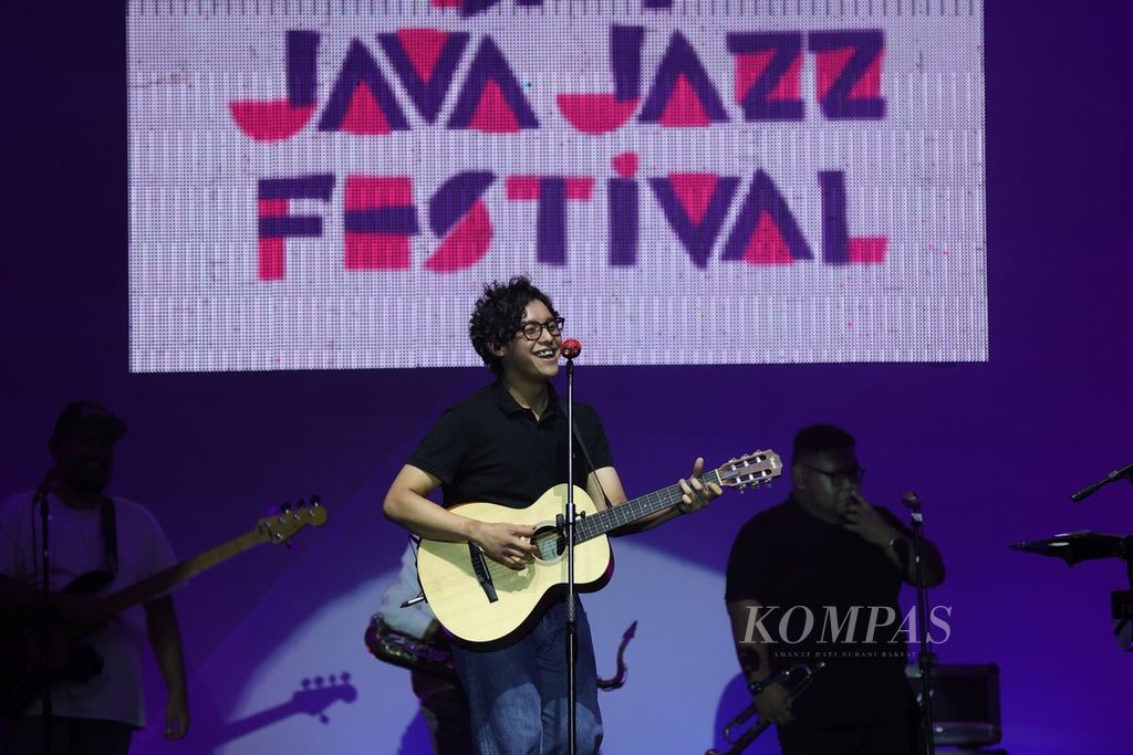 Ardhito Pramono tampil dalam hari pertama Jakarta International BNI Java Jazz Festival 2023 di JIExpo, Kemayoran, Jakarta, Jumat (2/6/2023). Festival yang berlangsung selama tiga hari tersebut menampilkan pertunjukan pada 12 panggung. Java Jazz Festival pertama kali digelar pada 2005 dengan mengusung tema Bringing The World to Indonesia.