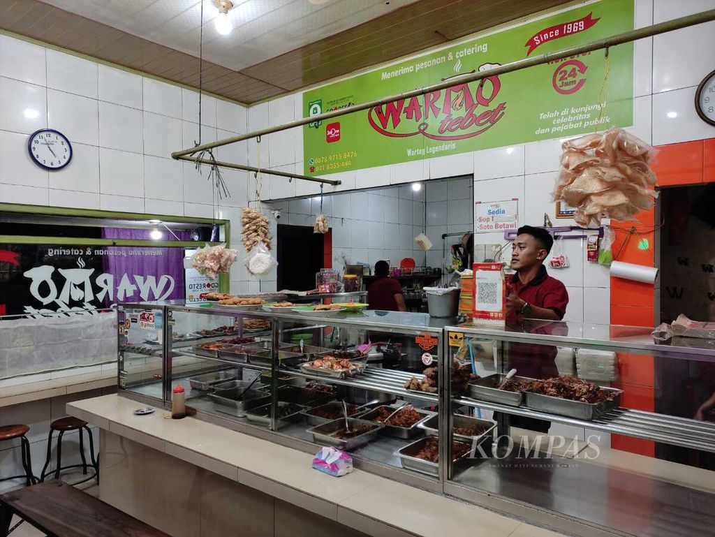 Karyawan menunggu konsumen di Warmo Tebet, Jakarta, Kamis (14/3/2024).