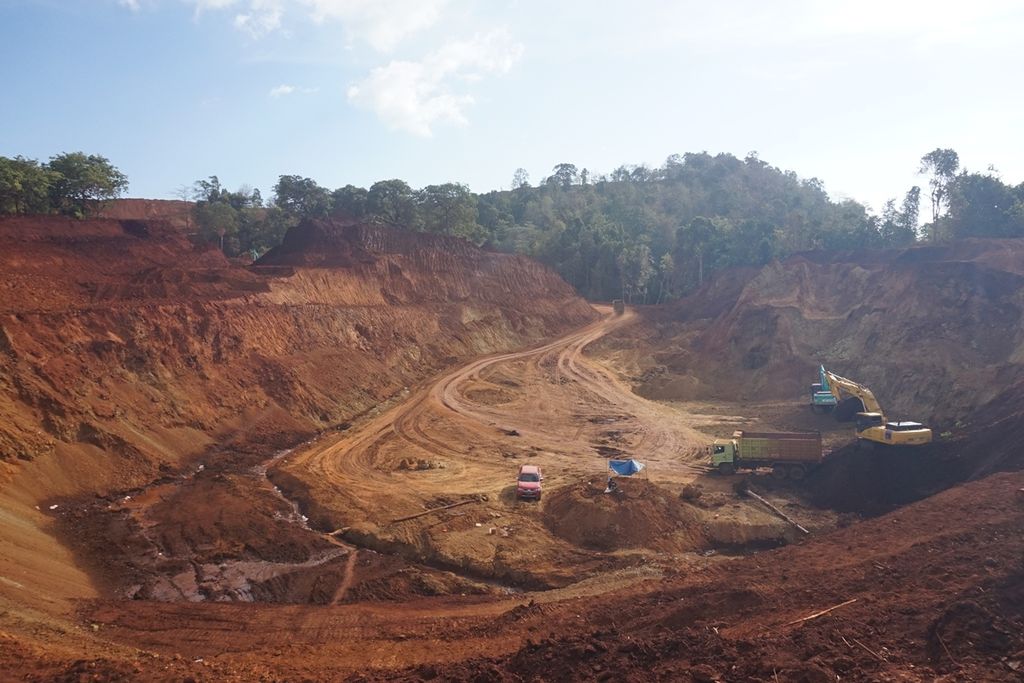Sebuah lokasi tambang yang berjarak sekitar 700 meter dari permukiman warga di Desa Pongkalaero, Kabaena Selatan, Kabupaten Bombana, Sulawesi Tenggara, Senin (23/10/2019). 