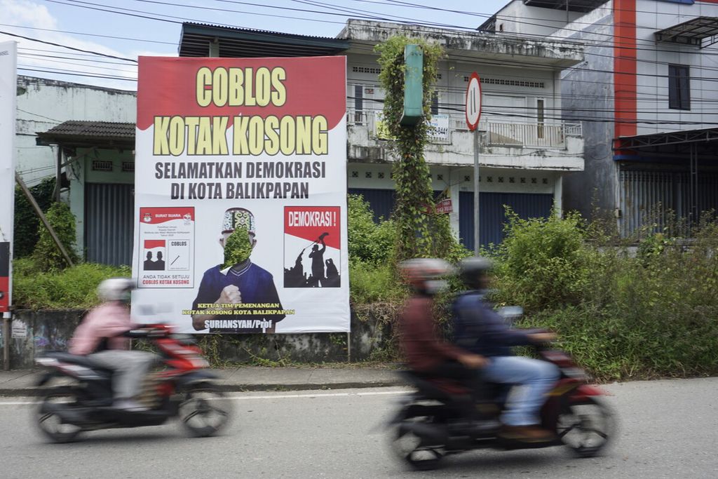 Sebuah spanduk yang mengajak warga untuk mencoblos kolom kosong atau kotak kosong jika tidak setuju dengan calon tunggal yang ada di Pilkada 2020 Kota Balikpapan, Kalimantan Timur, Sabtu (26/9/2020).  