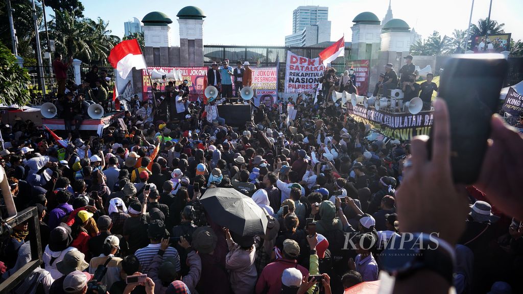 Suasana saat anggota DPR, Adian Napitulu dan Masinton Pasaribu, berorasi di depan para demonstran yang menuntut hak angket DPR terkait Pemilu 2024 di depan gerbang Kompleks DPR RI, Jakarta, Selasa (19/3/2024).