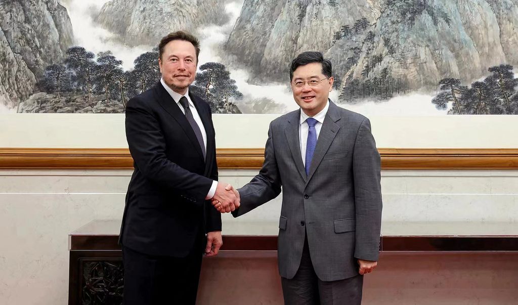 Menteri Luar Negeri China Qin Gang (kanan) menjamu pendiri Tesla, Elon Musk, di Beijing pada 30 Mei 2023. 