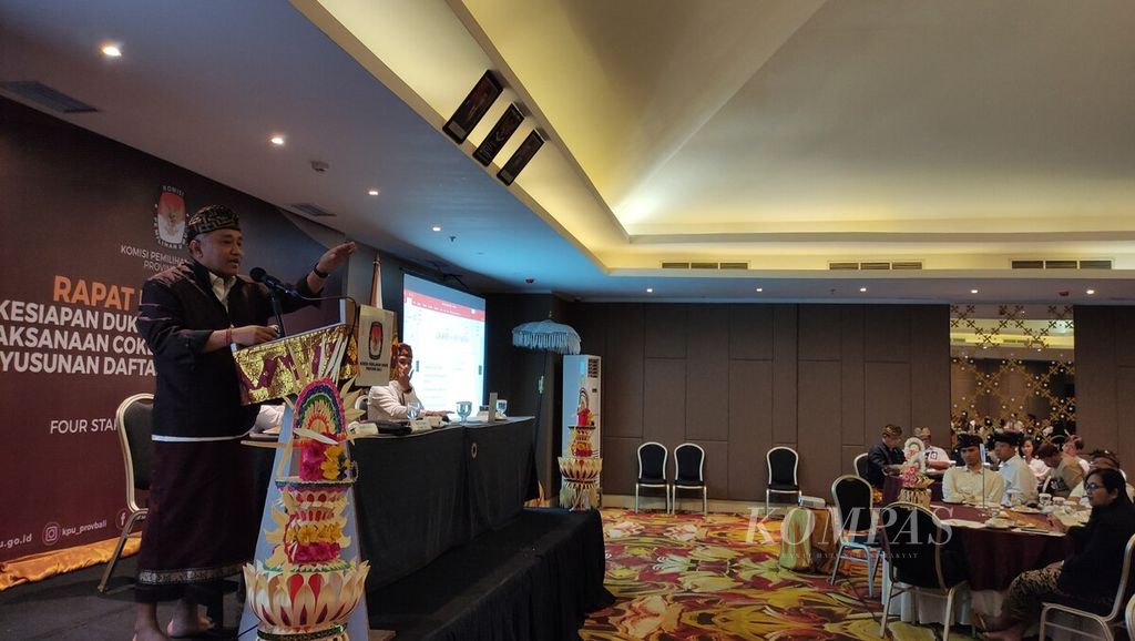 Ketua Komisi Pemilihan Umum Provinsi Bali I Dewa Agung Gede Lidartawan (berdiri, kiri) dalam acara rapat koordinasi kesiapan dukungan pemangku kepentingan (stakeholders) tentang pelaksanaan pencocokan dan penelitian (coklit) pemutakhiran data pemilih untuk penyusunan daftar pemilih Pemilu 2024 di Kota Denpasar, Bali, Kamis (26/1/2023).