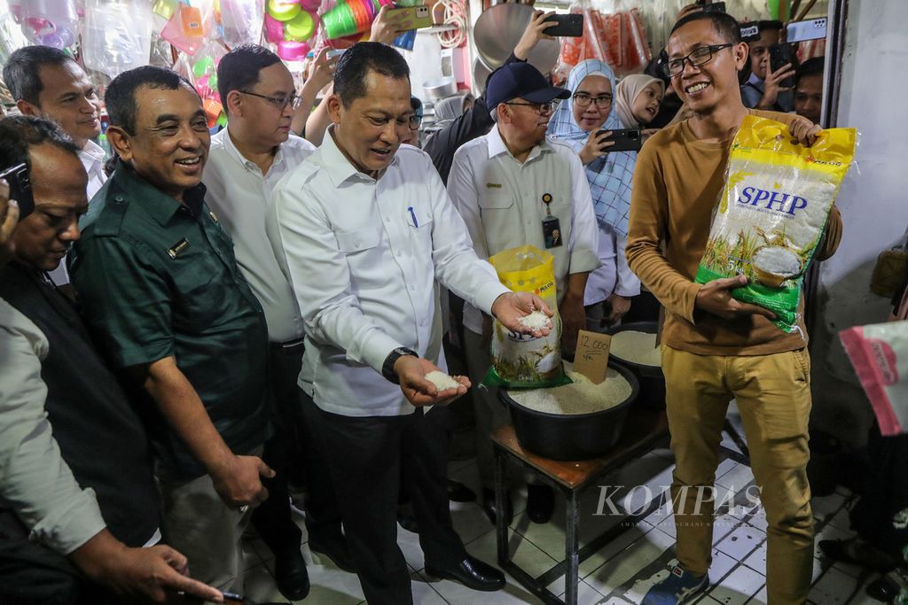 Direktur Utama Perum Bulog Budi Waseso saat sidak di Pasar Perumnas Klender, Jakarta Timur, Senin (28/8/2023). 